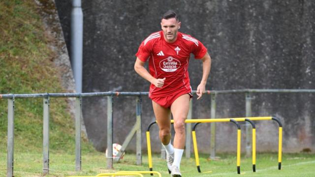 Lucas Pérez, uno más en el entrenamiento del Racing de Ferrol