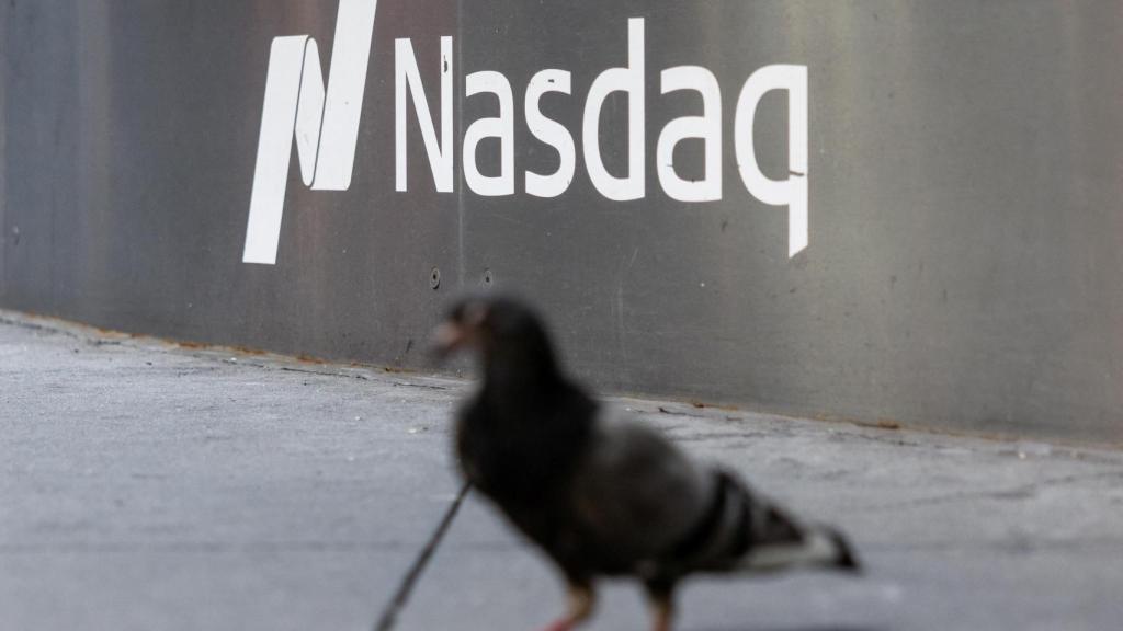 Una paloma camina frente a la sede del Nasdaq en Nueva York (EEUU).