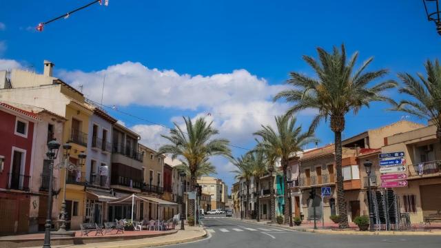 Una vista de la plaza de Monforte del Cid, donde lanzan la moción de censura.