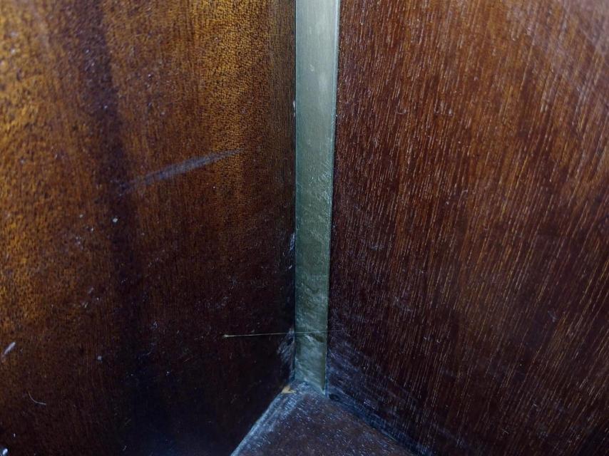 Hilo de pegamento en puerta