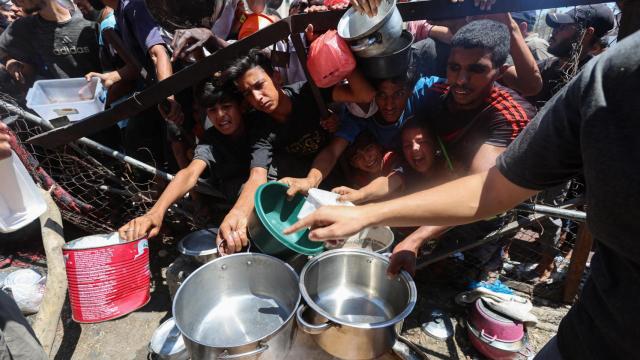 Palestinos se reúnen para recibir alimentos de un comedor social, en medio de una crisis de hambre, en Nuseirat, en el centro de la Franja de Gaza , el 20 de julio de 2025.