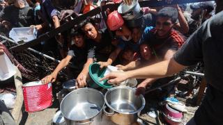 Palestinos se reúnen para recibir alimentos de un comedor social, en medio de una crisis de hambre, en Nuseirat, en el centro de la Franja de Gaza , el 20 de julio de 2025.