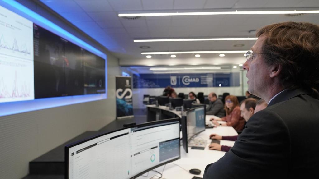 Almeida en el Centro de Ciberseguridad del Ayuntamiento de Madrid.