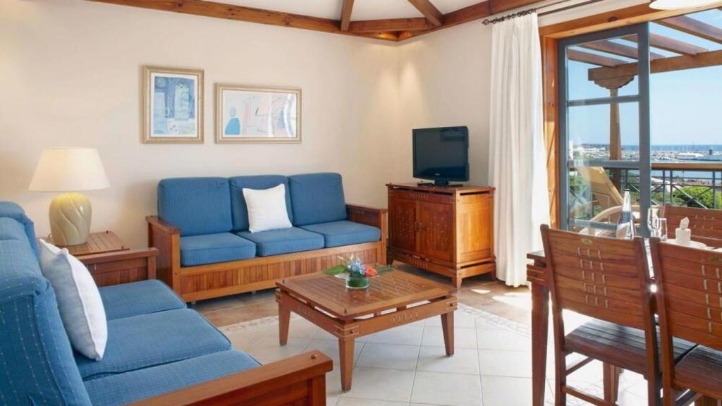 Salón independiente y terraza privada con vistas al mar.