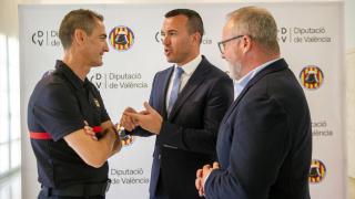 El nuevo inspector jefe del Consorcio Provincial de Bomberos de Valencia, Jesús Gil, junto al presidente de la Diputación, Vicent Mompó, y el diputado de bomberos y presidente de la entidad, Avelino Mascarell. RAQUEL ABULAILA