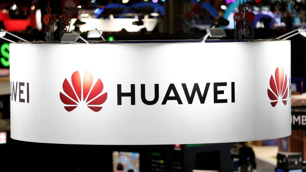 El logotipo de Huawei se ve en la conferencia Viva Technology dedicada a la innovación y las nuevas empresas en el centro de exposiciones Porte de Versailles en París, Francia, el 12 de junio de 2025