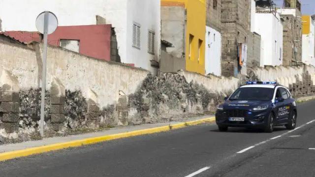 Un coche de la Policía Nacional frente al edificio en el que sucedieron los hechos.