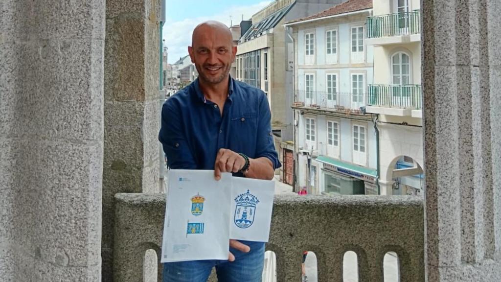 El alcalde de O Porriño, Alejandro Lorenzo, con la propuesta de escudo y bandera oficial