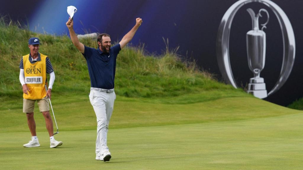 Scottie Scheffler celebra en el green del hoyo 18 después de ganar The Open 2025