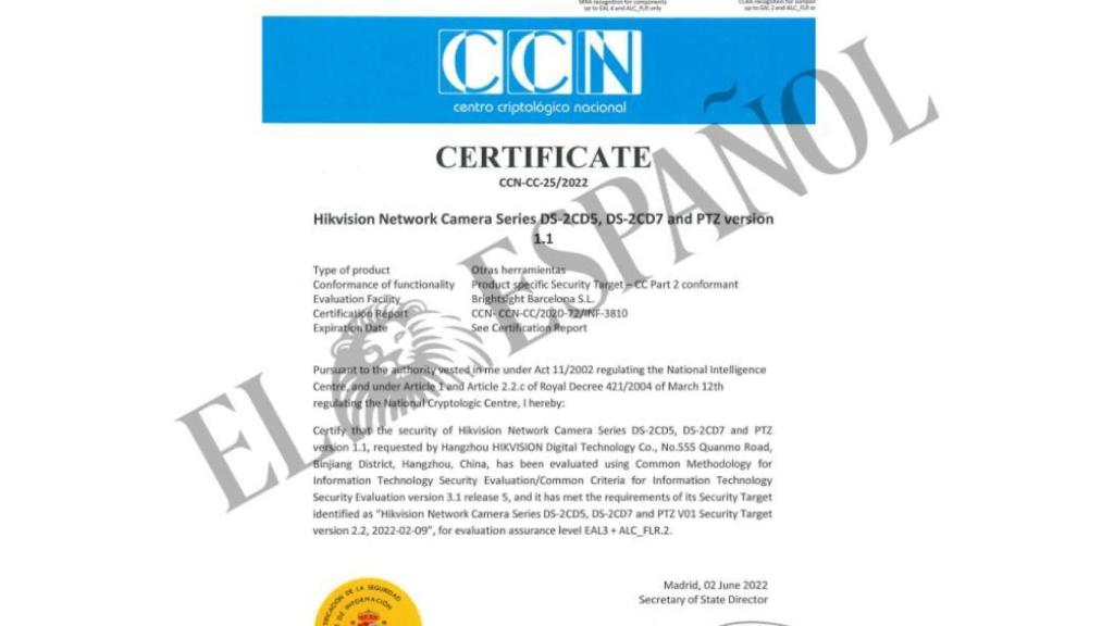 La acreditación con la firma de la directora del CNI.