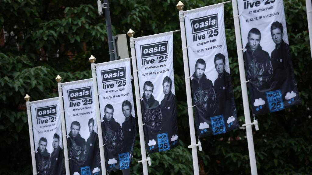 Pancartas fuera de una tienda de merchandising de Oasis antes de sus conciertos en Heaton Park en Mánchester.  Foto: Reuters / Phil Noble