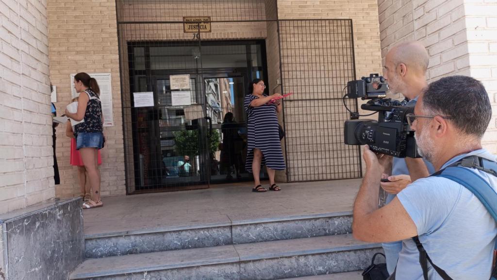 Las cadenas de televisión, ates lunes, en la puerta de los Juzgados de Molina de Segura donde declararon Felipe y Rosario por la muerte de su padre.