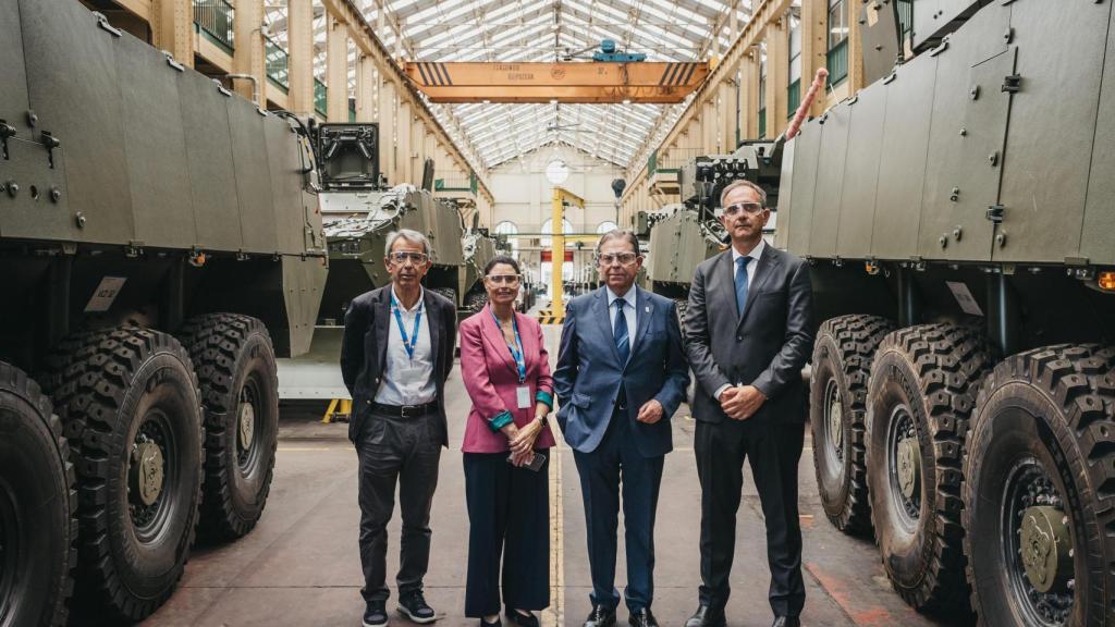 Sergio Menéndez, responsable de seguridad industrial de Santa Bárbara Sistemas;  Raquel Fernández, directora de RRHH de Santa Bárbara Sistemas; Alfredo Canteli, alcalde de Oviedo; Raúl Marcos, director de fábrica de la Planta de Trubia Santa Bárbara Sistemas.