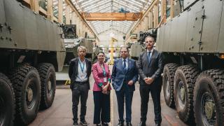 Sergio Menéndez, responsable de seguridad industrial de Santa Bárbara Sistemas;  Raquel Fernández, directora de RRHH de Santa Bárbara Sistemas; Alfredo Canteli, alcalde de Oviedo; Raúl Marcos, director de fábrica de la Planta de Trubia Santa Bárbara Sistemas.