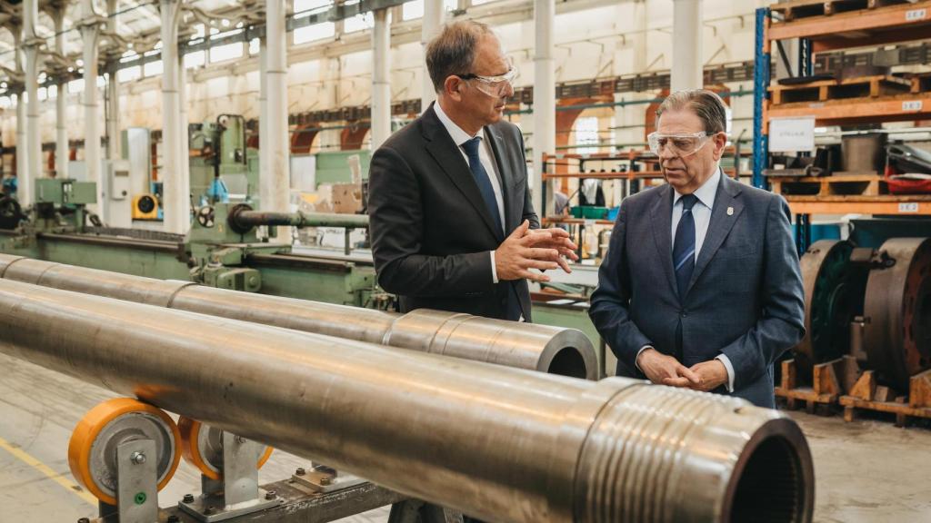 Raúl Marcos, director de fábrica de la Planta de Trubia Santa Bárbara Sistemas y Alfredo Canteli, alcalde de Oviedo.