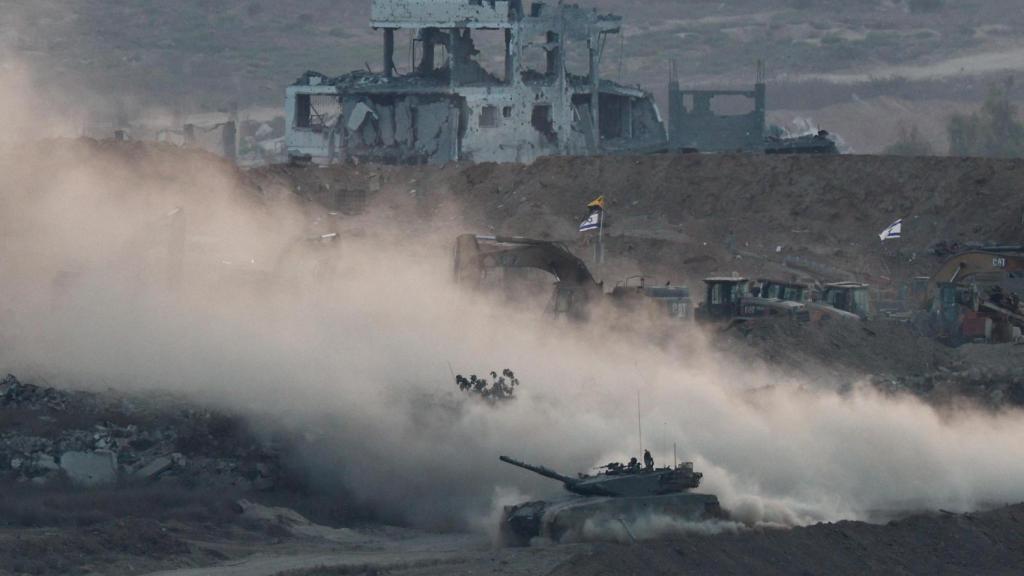Maniobras de tanques israelíes en Gaza, vistas desde el lado israelí de la frontera, 17 de julio de 2025.