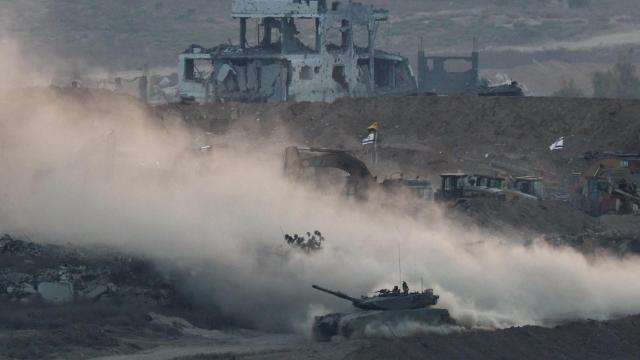 Maniobras de tanques israelíes en Gaza, vistas desde el lado israelí de la frontera, 17 de julio de 2025.