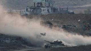 Maniobras de tanques israelíes en Gaza, vistas desde el lado israelí de la frontera, 17 de julio de 2025.