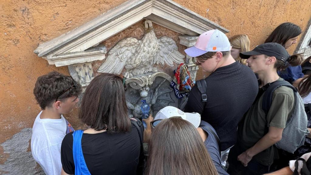 Varios turistas beben agua en una fuente de Roma, este lunes.