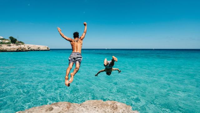 Dos personas saltando al mar.