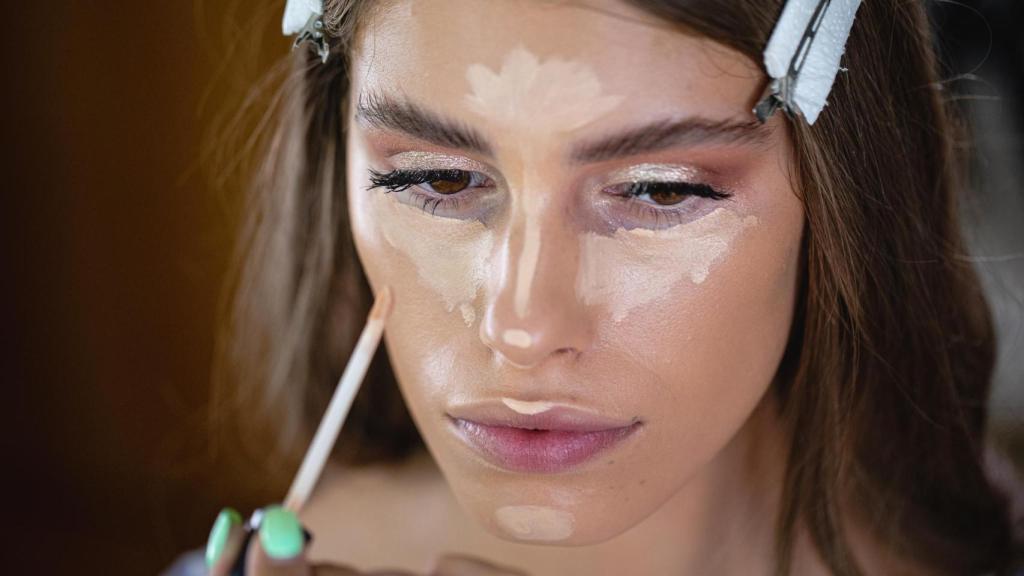 Imagen de una mujer con maquillaje en el rostro.