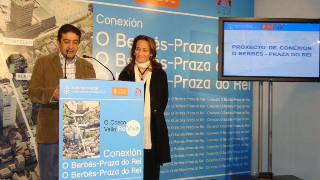 Santi Domínguez y la conselleira de Vivenda, Teresa Táboas.