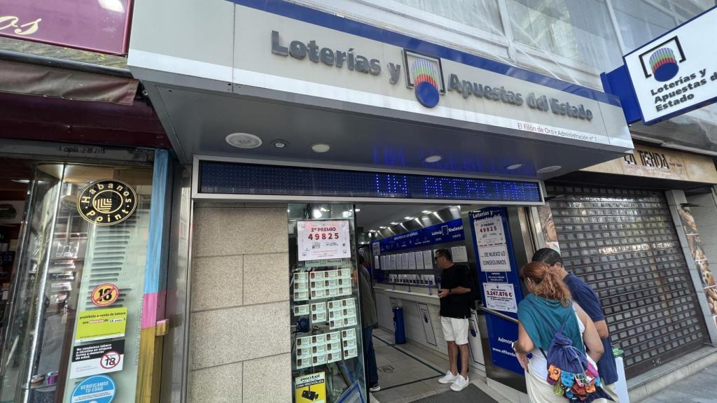 Administración de El Filón de Oro, en A Coruña, con clientes demandando la Lotería.