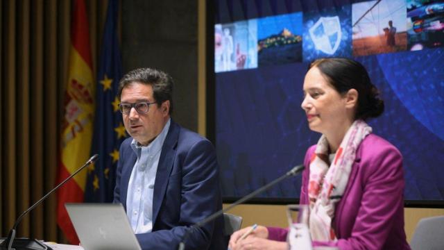 Óscar López, ministro para la Transformación Digital y de Función Pública, y Clara Mapelli, secretario de Estado de Función Pública, en la presentación del plan 'Consenso por una Administración Abierta'