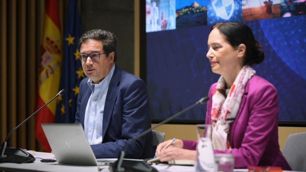 Óscar López, ministro para la Transformación Digital y de Función Pública, y Clara Mapelli, secretario de Estado de Función Pública, en la presentación del plan 'Consenso por una Administración Abierta'