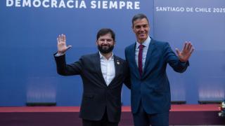 El presidente chileno, Gabriel Boric, junto a Pedro Sánchez este lunes en una cumbre en Santiago de Chile.