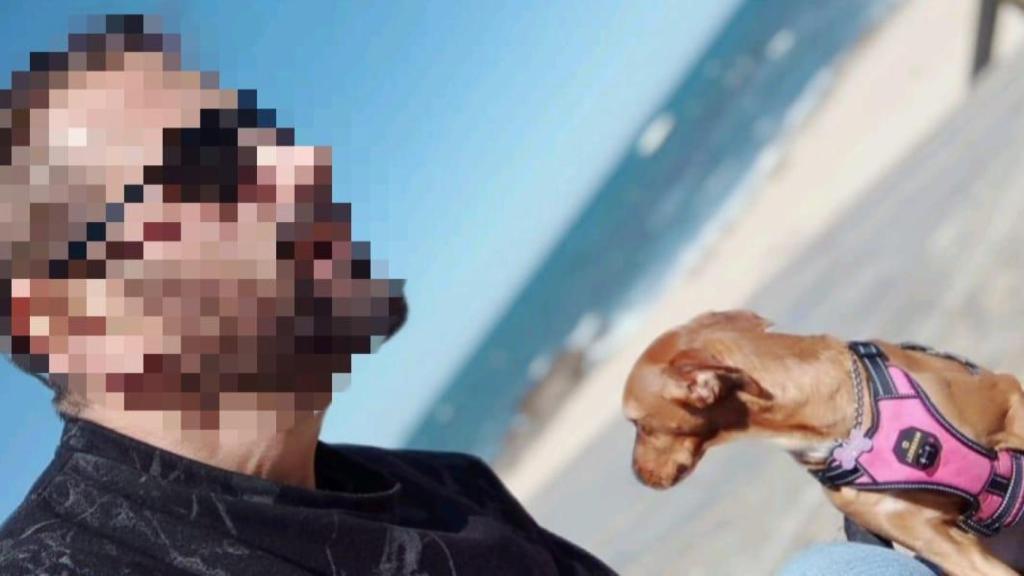 Martín, fallecido este lunes en Moriscos, en una foto de su perfil de Facebook junto con su perro.