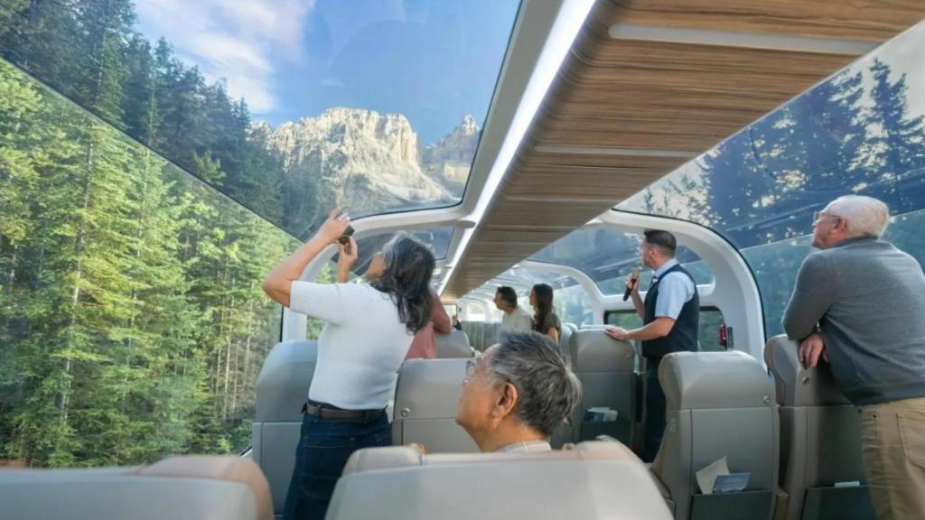 El tren con techo de cristal fue elegido como el mejor viaje ferroviario del mundo y une Estados Unidos con Canadá