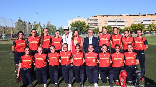 La alcaldesa de Zaragoza, Natalia Chueca, en el partido celebrado esta tarde entre la selección española y sueca del Campeonato Europeo Femenino de Sófbol Sub-18.