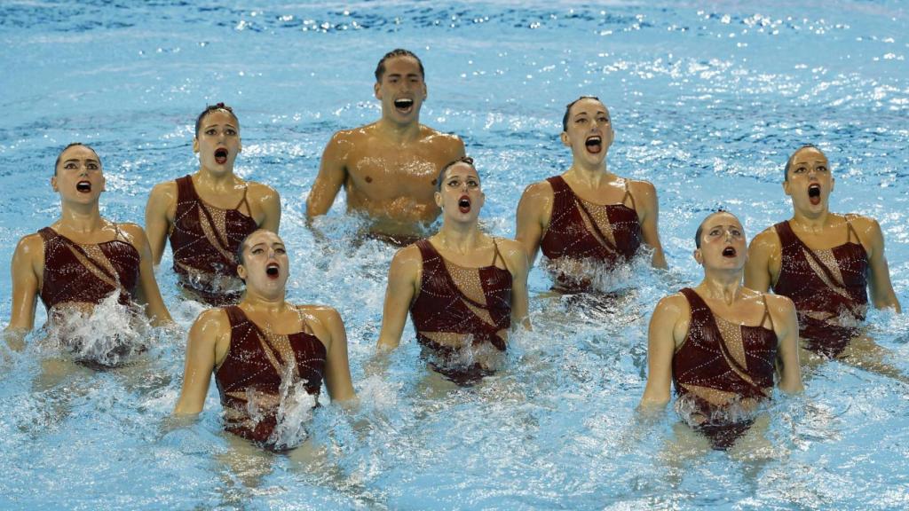 Dennis Gonzalez, arriba en el centro, durante el ejercicio español en la final de rutina libre por equipos