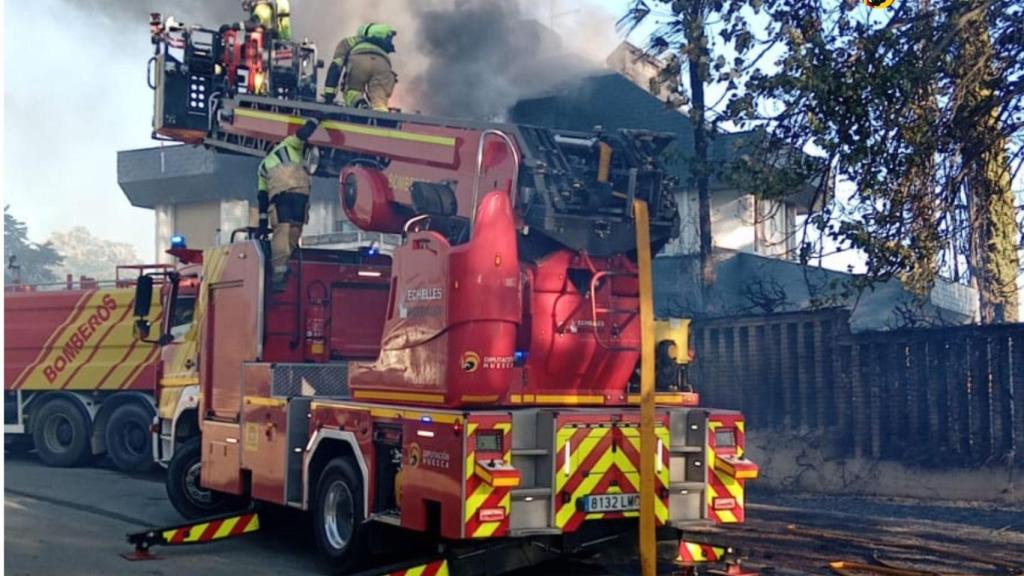 Los Bomberos de la DPH trabajan en un incendio en Barbastro