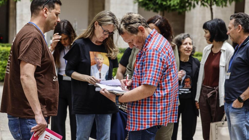 Representantes de las asociaciones tras la reunión. Rober Solsona / Europa Press