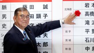 Shigeru Ishiba, primer ministro de Japón y presidente del gobernante Partido Liberal Democrático (PLD), coloca una rosa roja de papel sobre el nombre de un candidato electo en la sede del PLD, el día de las elecciones para la Cámara Alta, en Tokio, Japón, el 20 de julio de 2025.