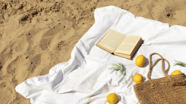 Leer en la playa o en la montaña, una buena forma de saborear el verano.