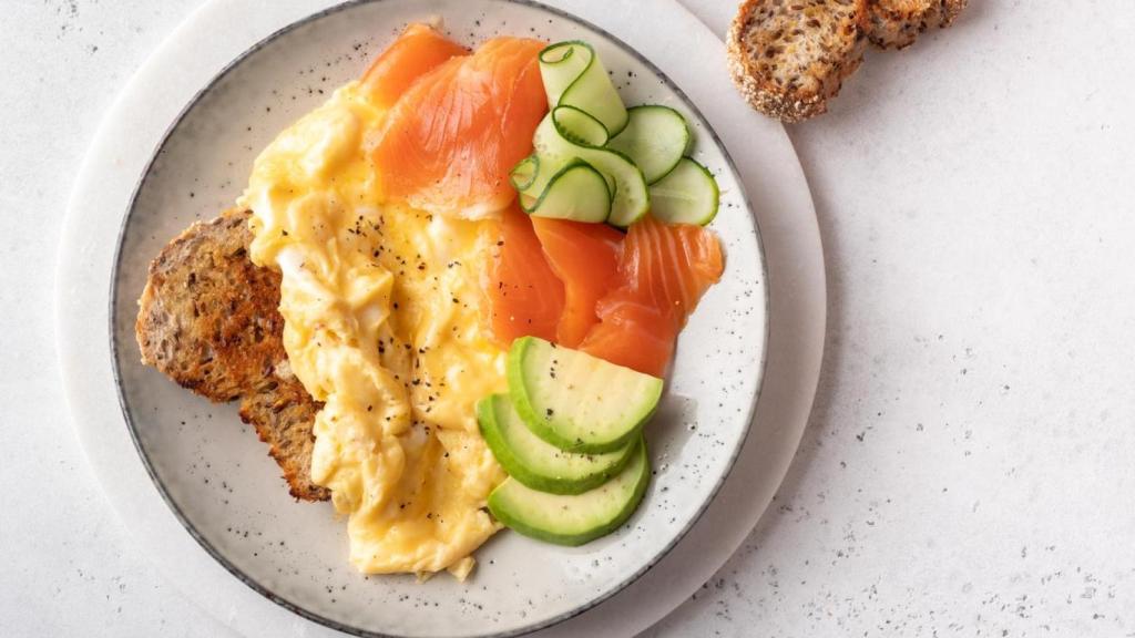 Huevo revuelto, salmón y aguacate.