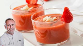 El chef Rodrigo de la Calle y un gazpacho. Montaje de El Español.