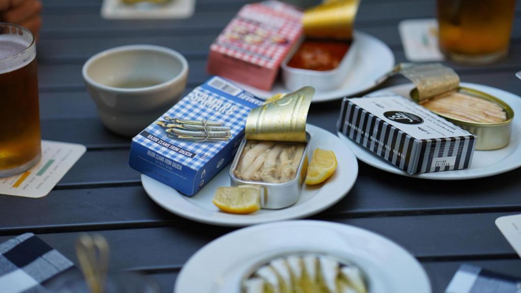 Navajas, ventresca de bonito, pulpo y otras conservas de Lata.