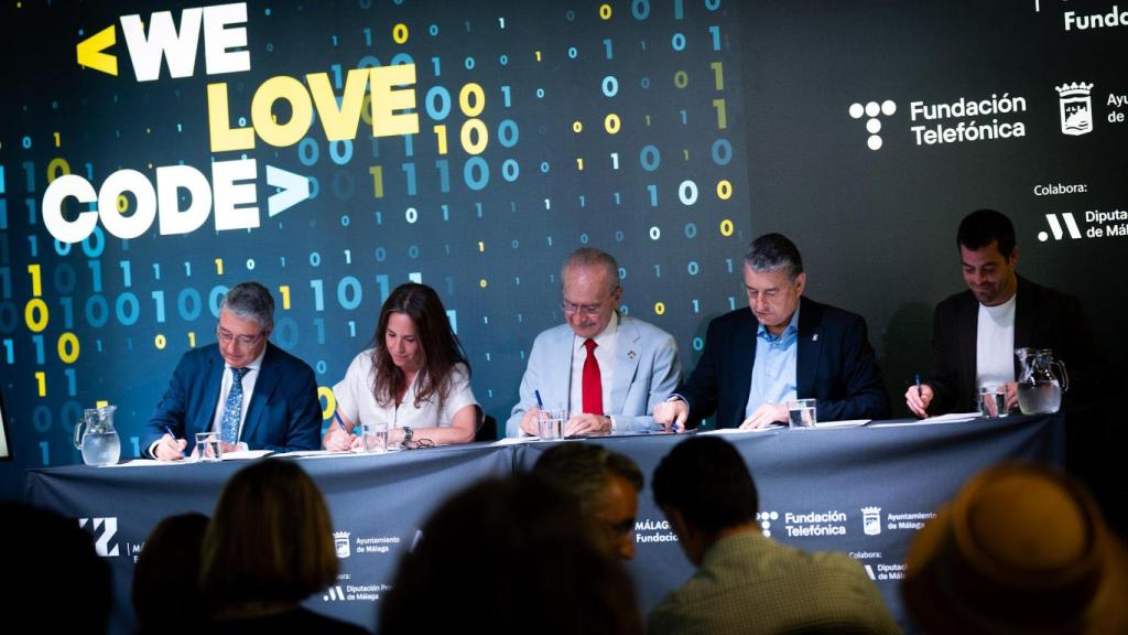 La firma del acuerdo para renovar el campus 42 en Málaga.