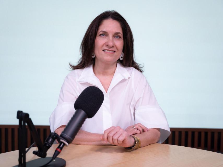 Andrea Morales, ante los micrófonos del pódcast.