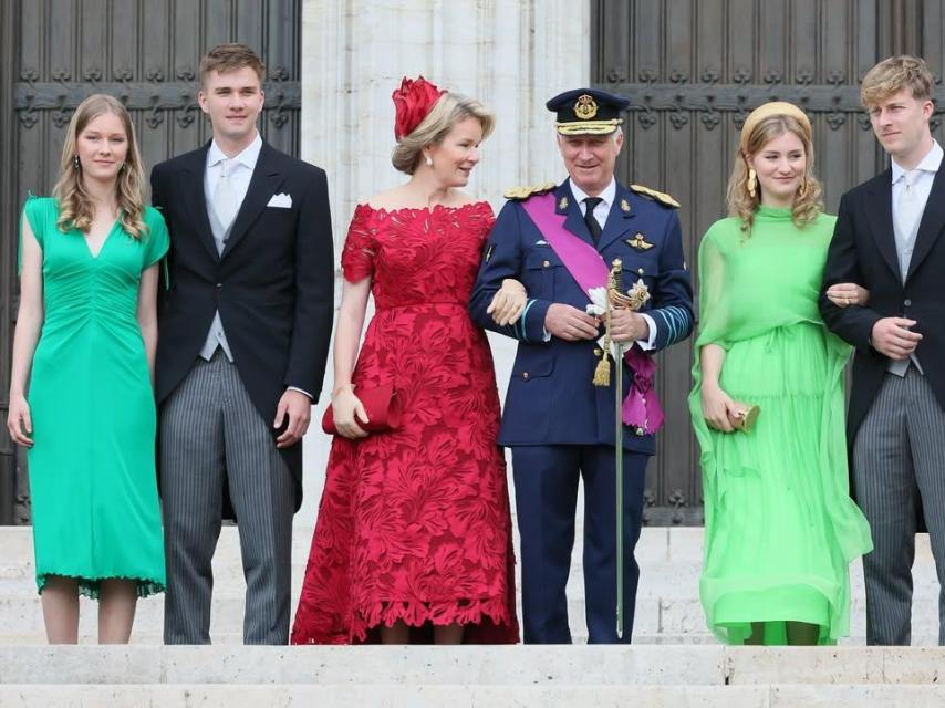 La Familia Real posa en la escalinata de la catedral.