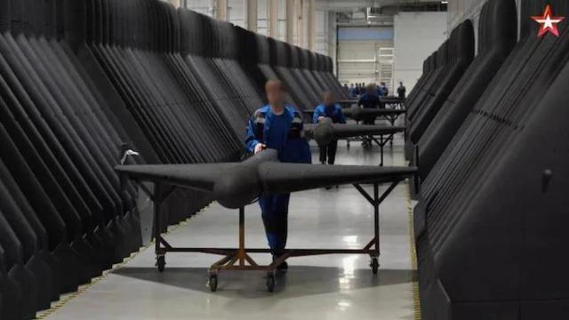 Una línea de producción con fila tras fila de drones Geran-2 de color negro mate.