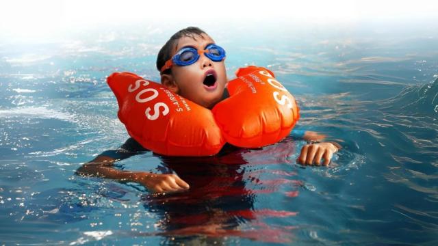 Un niño usando un chaleco salvavidas Flotis.