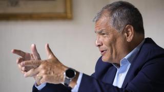 Rafael Correa es el político que más elecciones ha ganado en la Historia de Ecuador. La justicia de su país lo ha condenado por corrupción. Él asegura que es lawfare. Vive como asilado político en Bruselas.