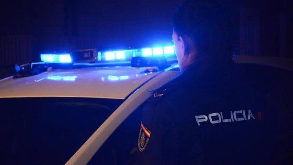 La Policía Nacional detiene a tres varones a los que sorprendió dentro de un establecimiento comercial