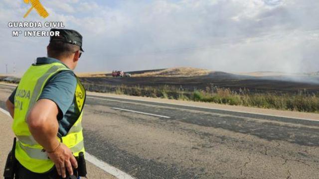 Un agente de la Guardia Civil durante las labores de extinción de uno de los incendios de la provincia de Valladolid