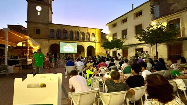 El público disfrutando del evento cultural organizado por Iberdrola en Peñas de San Pedro.